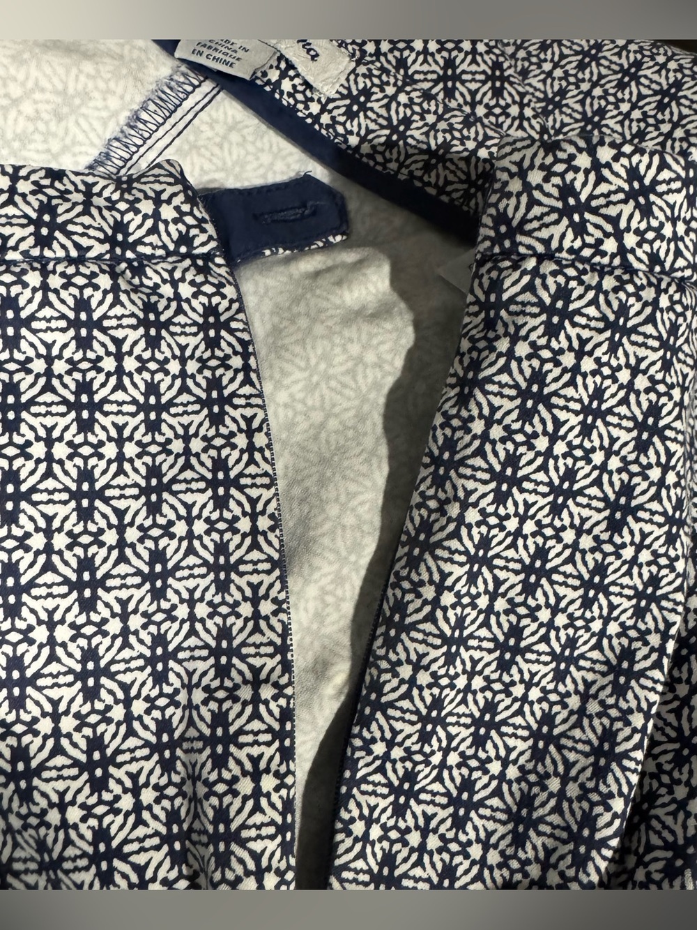 Tommy Bahama Blue and White Geometric Printed Cotton Stretch Capris Size 8 - Picture 7 of 10